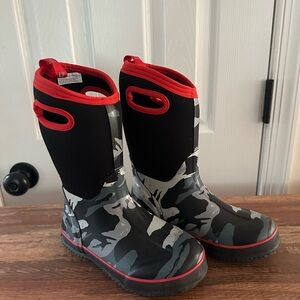 DSG Kids Camouflage Rain/Snow Boots with Red Trim Size Boys 4